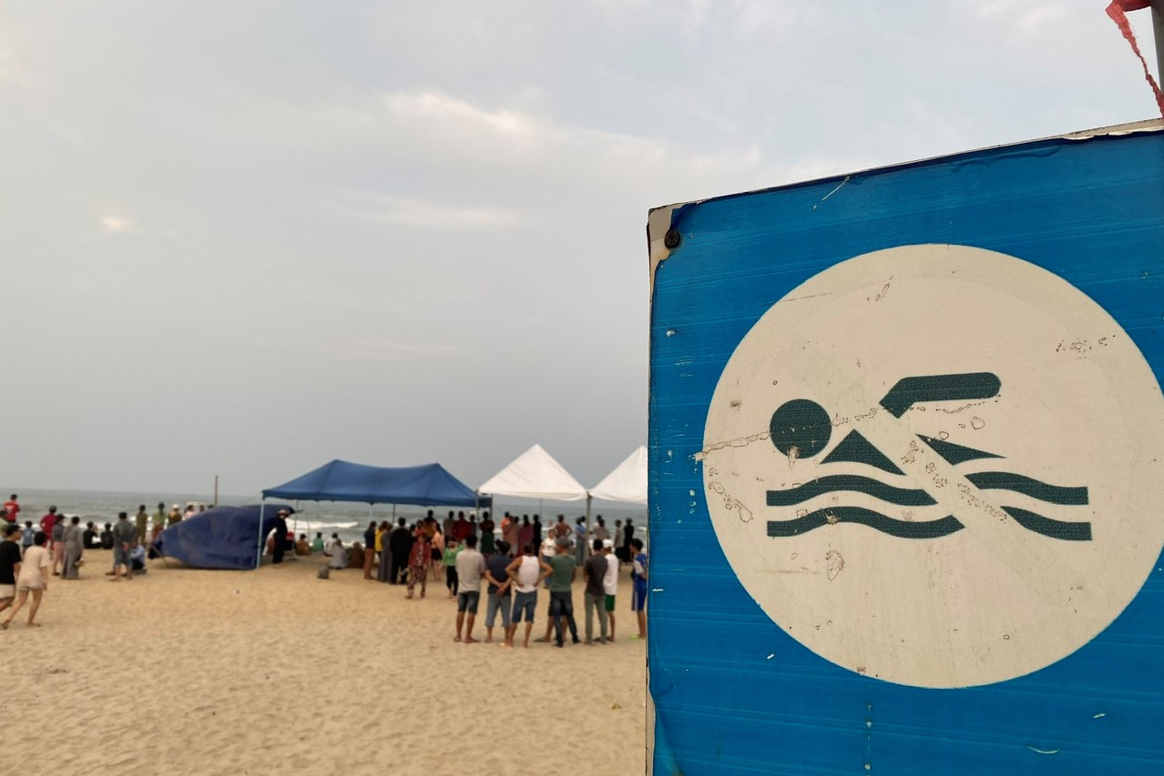 Nhiều vụ đuối nước xảy ra trên khu vực biển đã cắm bảng "Cấm tắm". Nhiều vụ đuối nước xảy ra trên khu vực biển đã cắm bảng "Cấm tắm".