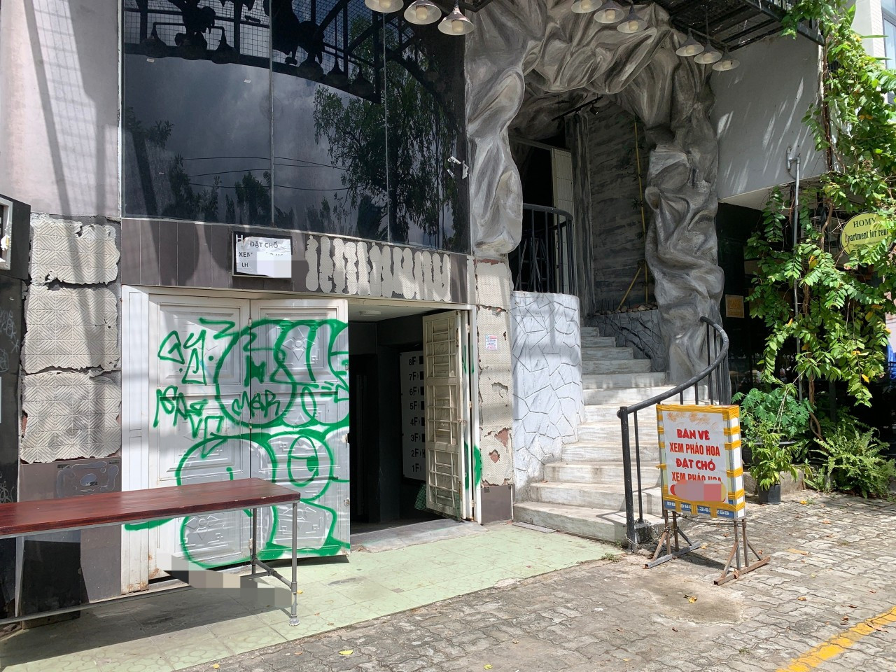 Bảng báo bán vé, đặt chỗ xem pháo hoa mọc lên khắp tuyến đường Trần Hưng Đạo. Bảng báo bán vé, đặt chỗ xem pháo hoa mọc lên khắp tuyến đường Trần Hưng Đạo.