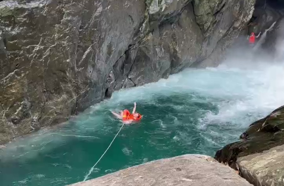 Du khách được trang bị phao kéo ra khỏi nơi nguy hiểm. Du khách được trang bị phao kéo ra khỏi nơi nguy hiểm.