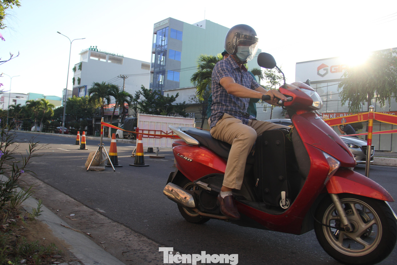 Theo quy định của UBND TP Đà Nẵng, những người thực hiện các hoạt động tại nơi làm việc, nơi sản xuất phải đảm bảo điều kiện “3 tại chỗ” (làm việc, ăn uống, nghỉ ngơi tại chỗ) và được xem là một điểm cách ly, phải tuân thủ tuyệt đối quy định 5K. Theo quy định của UBND TP Đà Nẵng, những người thực hiện các hoạt động tại nơi làm việc, nơi sản xuất phải đảm bảo điều kiện “3 tại chỗ” (làm việc, ăn uống, nghỉ ngơi tại chỗ) và được xem là một điểm cách ly, phải tuân thủ tuyệt đối quy định 5K.