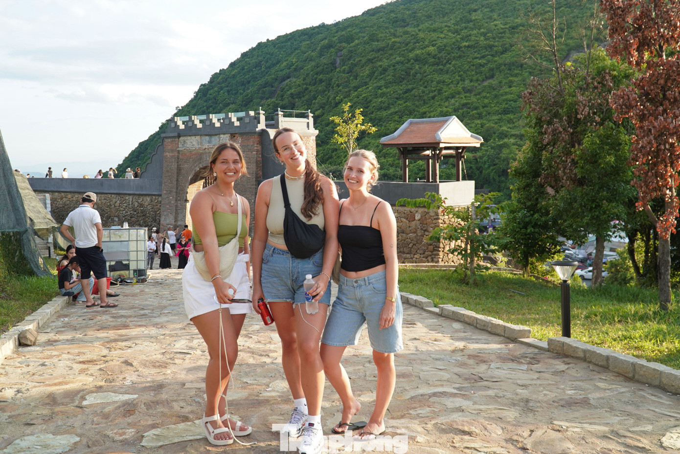 Theo Trung tâm Bảo tồn di tích cố đô Huế, ngày cao điểm Hải Vân Quan đón hơn 4.000 lượt du khách. Khách quốc tế có mặt tại đây từ sáng sớm đến chiều tối. Ảnh: Thanh Hiền.