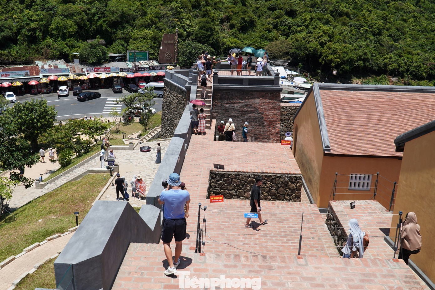 Di tích Hải Vân Quan nằm trên đỉnh đèo Hải Vân. Ảnh: Thanh Hiền.