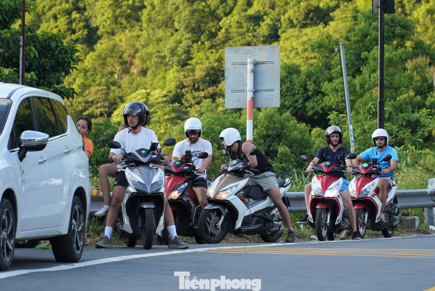 Dù phải di chuyển bằng đường đèo nhiều khúc cua khúc khuỷu, dốc cao nhưng những phượt thủ nước ngoài rất hứng thú với di tích Hải Vân Quan. Đa phần khách quốc tế đều thuê xe máy chạy lên đỉnh đèo. Ảnh: Thanh Hiền.