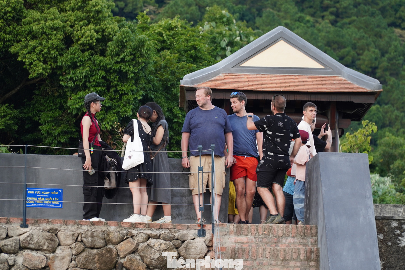 Theo Trung tâm Bảo tồn di tích cố đô Huế, ngày cao điểm Hải Vân Quan đón hơn 4.000 lượt du khách. Khách quốc tế có mặt tại đây từ sáng sớm đến chiều tối. Ảnh: Thanh Hiền.