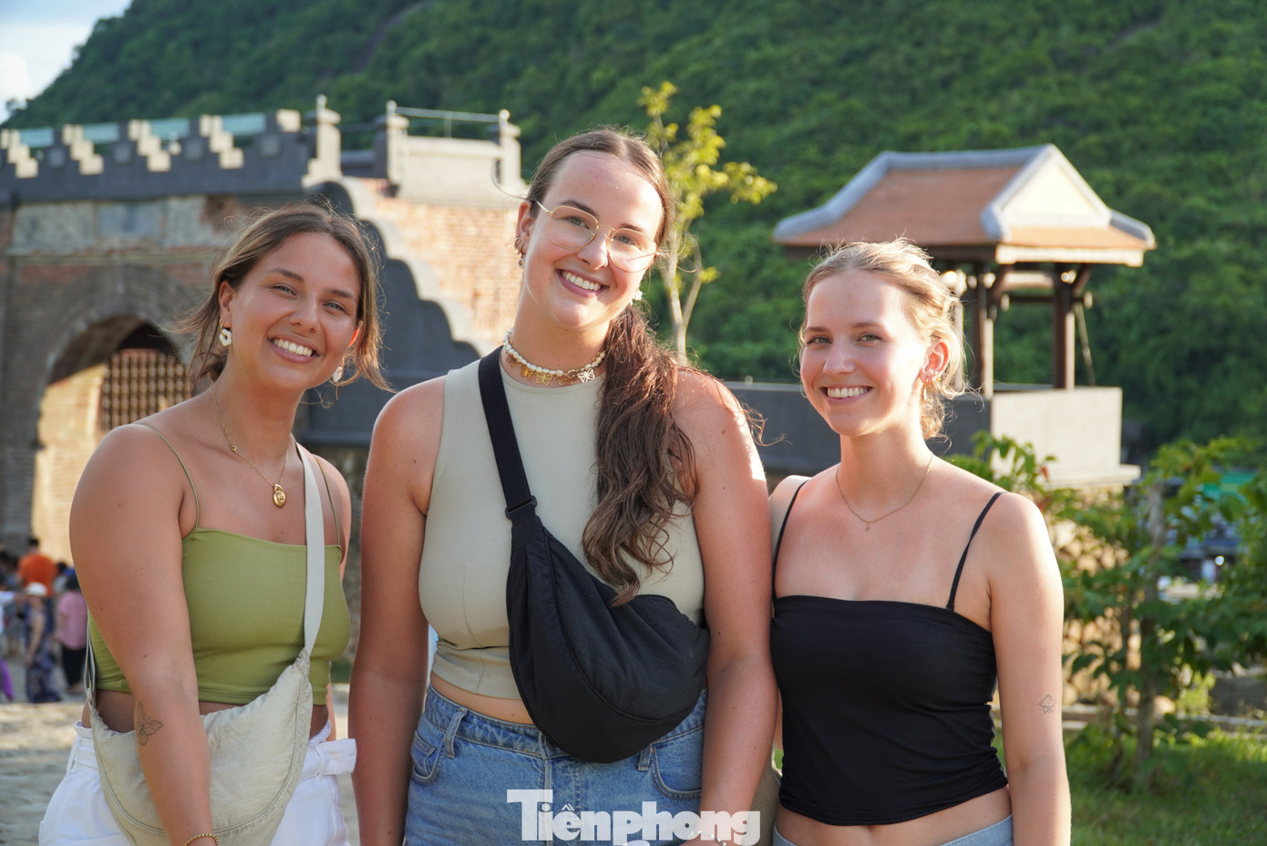 Chị Julian (người Hà Lan) cho biết bạn bè của chị đã từng đến Đà Nẵng, khám phá Hải Vân Quan và dành rất nhiều lời khen cho di tích này. Vì vậy trong chuyến du lịch Việt Nam lần này, chị nhất định đến Hải Vân Quan để thăm thú. Ảnh: Thanh Hiền.