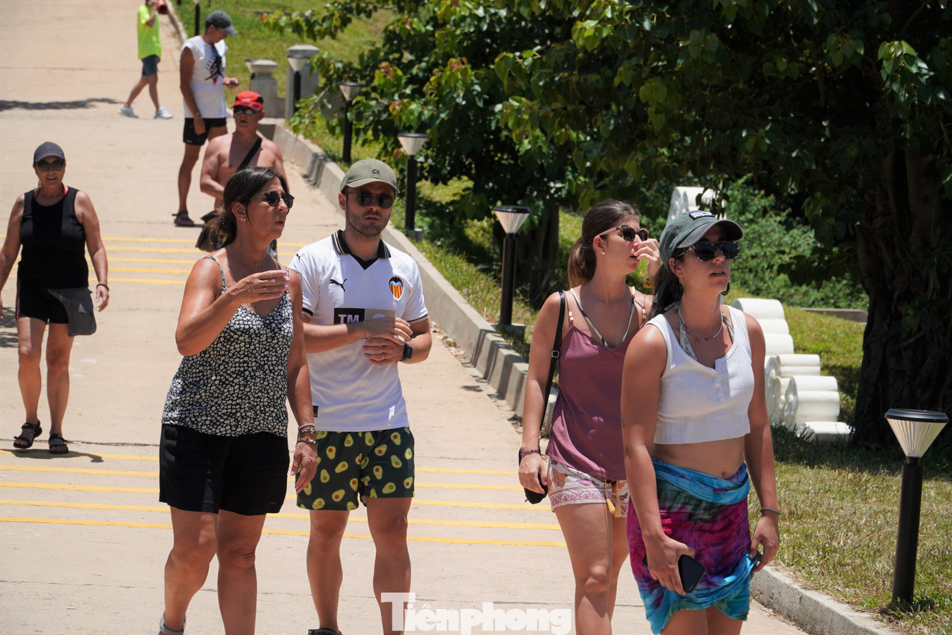 Theo Trung tâm Bảo tồn di tích cố đô Huế, ngày cao điểm Hải Vân Quan đón hơn 4.000 lượt du khách. Khách quốc tế có mặt tại đây từ sáng sớm đến chiều tối. Ảnh: Thanh Hiền.