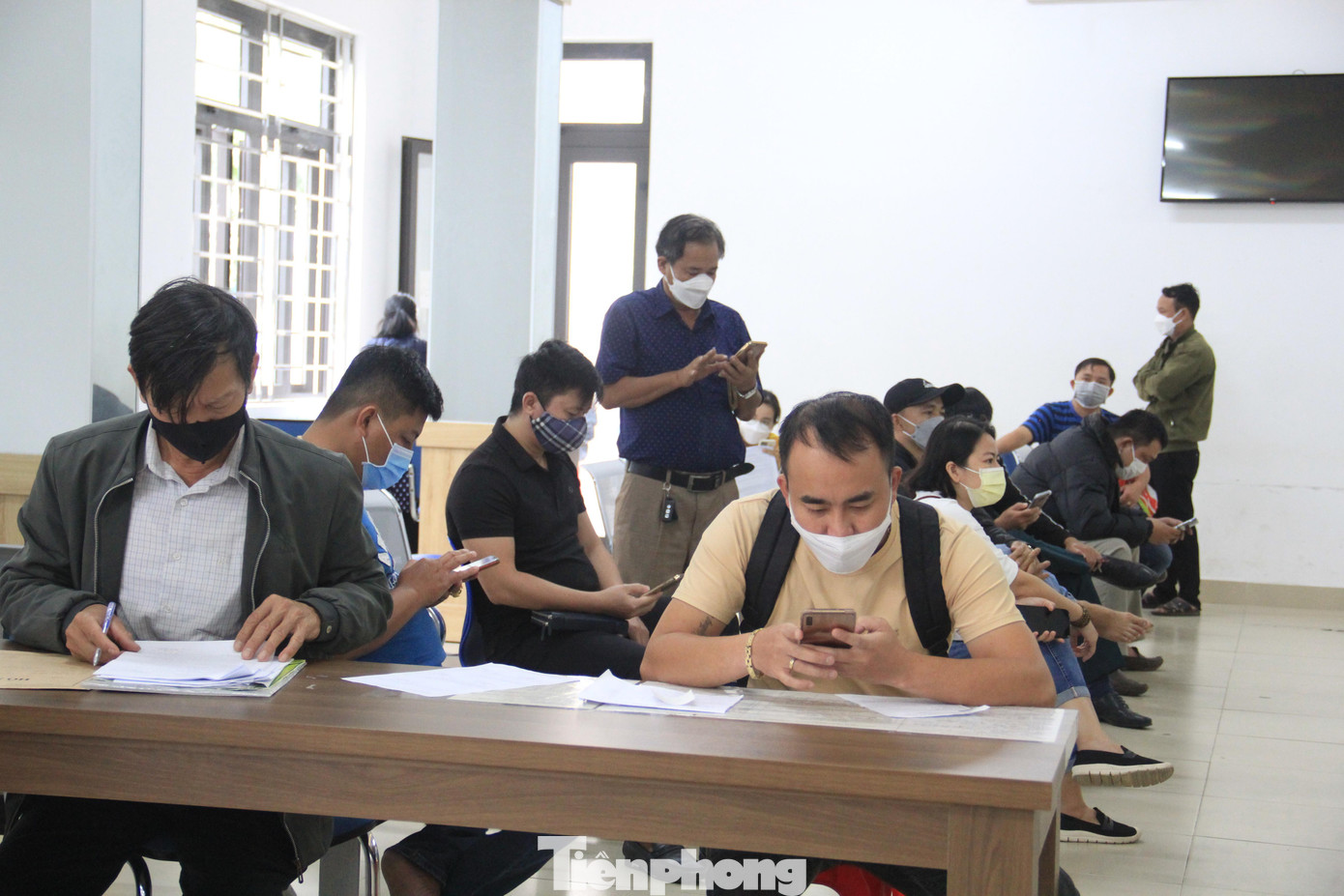 “Bắt đầu từ sáng 6/4 sẽ đề nghị cán bộ chuyên môn Phòng TN&amp;MT hướng dẫn người dân viết hồ sơ trước khi vào bấm số thứ tự. Đồng thời tăng cường đoàn viên thanh niên hướng dẫn cho người dân tới các quầy giải quyết thủ tục phù hợp để tránh cảnh ùn ứ, chen chúc”, ông nói.