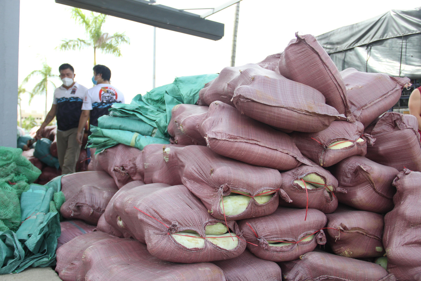 Khi xe vào tới TP.HCM, các tình nguyện viên trong đó sẽ vận chuyển tới các bếp ăn 0 đồng, góp thêm vào bữa ăn cho bà con chống dịch. Khi xe vào tới TP.HCM, các tình nguyện viên trong đó sẽ vận chuyển tới các bếp ăn 0 đồng, góp thêm vào bữa ăn cho bà con chống dịch.