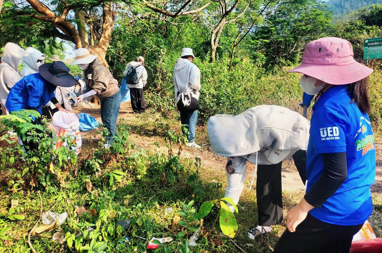 Hàng trăm bạn trẻ kéo lên tuyến đường lên chùa Linh Ứng thu gom rác. Đây là mái nhà của những đàn voọc chà vá chân nâu - nữ hoàng linh trưởng. Mỗi ngày có cả ngàn lượt khách lên tham quan bán đảo Sơn Trà. Hàng trăm bạn trẻ kéo lên tuyến đường lên chùa Linh Ứng thu gom rác. Đây là mái nhà của những đàn voọc chà vá chân nâu - nữ hoàng linh trưởng. Mỗi ngày có cả ngàn lượt khách lên tham quan bán đảo Sơn Trà.
