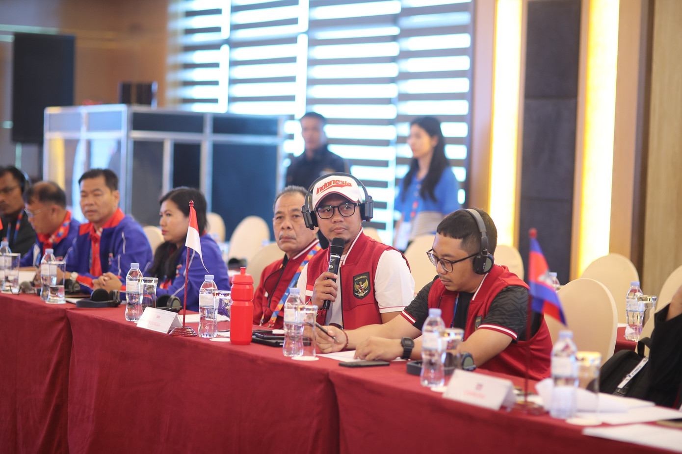 Phía sau mỗi trận đấu, cuộc họp, hay bữa ăn giấc ngủ của các đoàn là những chiếc áo xanh luôn đồng hành, dõi theo và hỗ trợ. Ông Hendry Suryaatmadja Sutanto (HLV bơi đoàn Indonesia) bày tỏ: “Các TNV hỗ trợ cho tôi và các VĐV trong đoàn rất nhiều. Họ luôn có mặt nhanh chóng khi chúng tôi cần và luôn đứng cạnh chúng tôi. Họ rất thân thiện và chào đón chúng tôi. Tôi rất thích điều đó”.