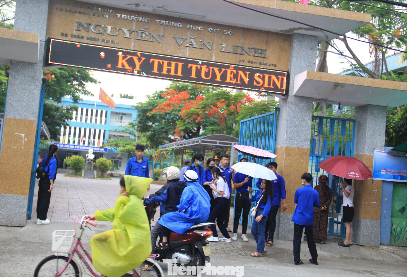 Ngày đầu tiên của kỳ thi trời mưa nhẹ, dễ chịu.