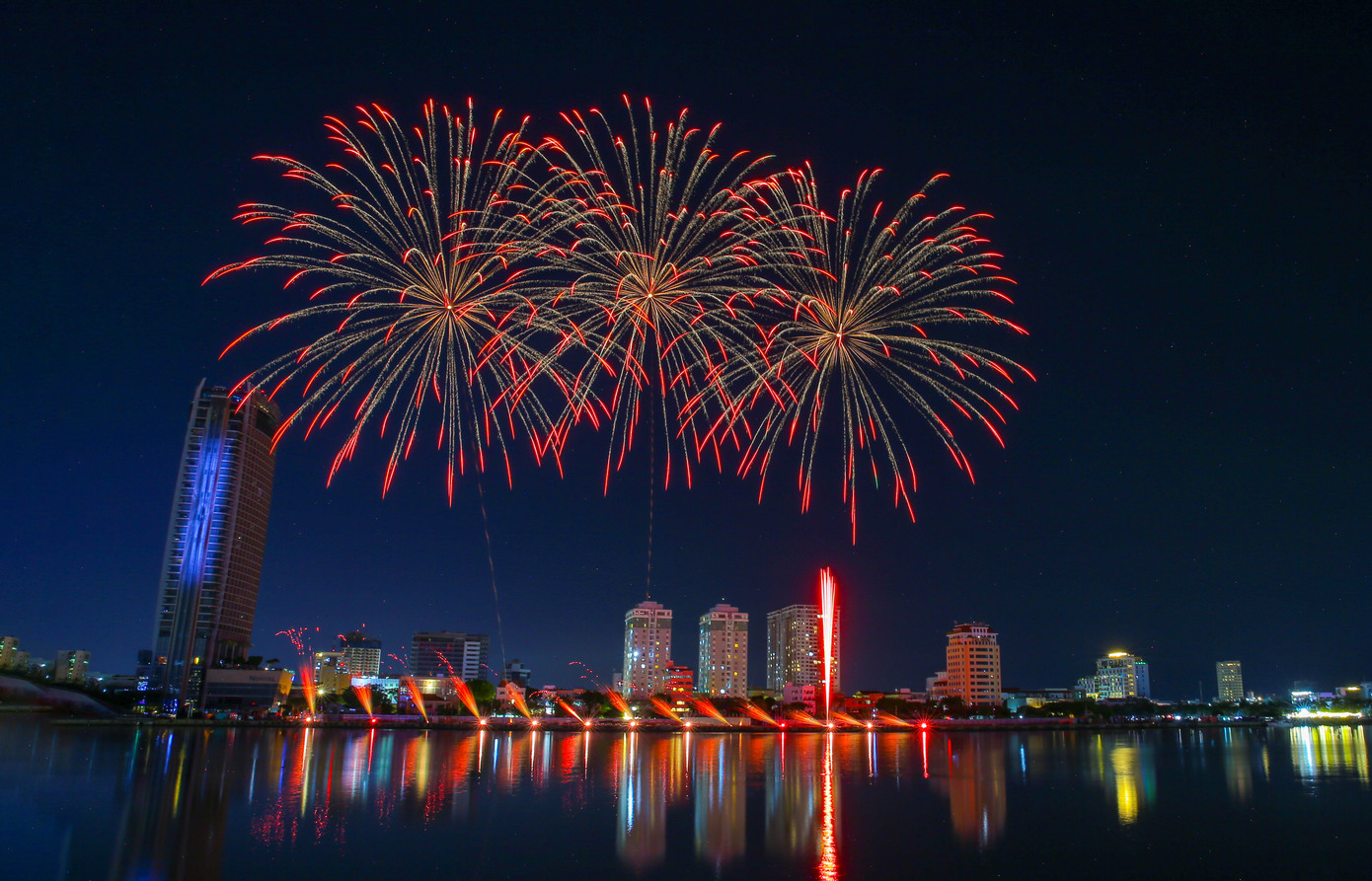 Với chủ đề “Tinh hoa văn hóa”, đêm khai mạc mở màn cho chuỗi bữa tiệc ánh sáng kéo dài đến 13/7: Ý - Mỹ (15/6), Đức - Ba Lan (22/6), Trung Quốc - Phần Lan (29/6) và đêm chung kết.