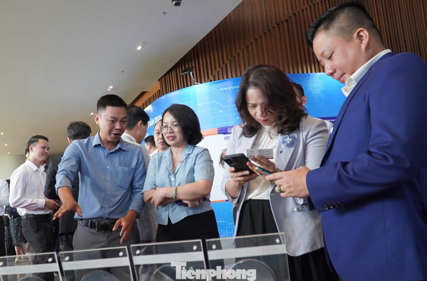 Các doanh nghiệp tìm hiểu về môi trường đầu tư, đào tạo bán dẫn. Ảnh: Thanh Hiền.