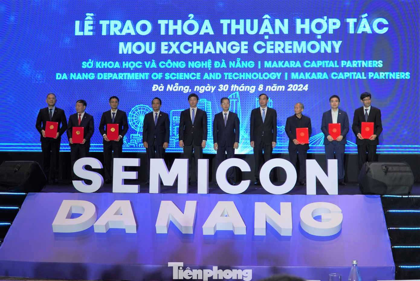 Trao biên bản ghi nhớ hợp tác với các doanh nghiệp. Ảnh: Thanh Hiền.