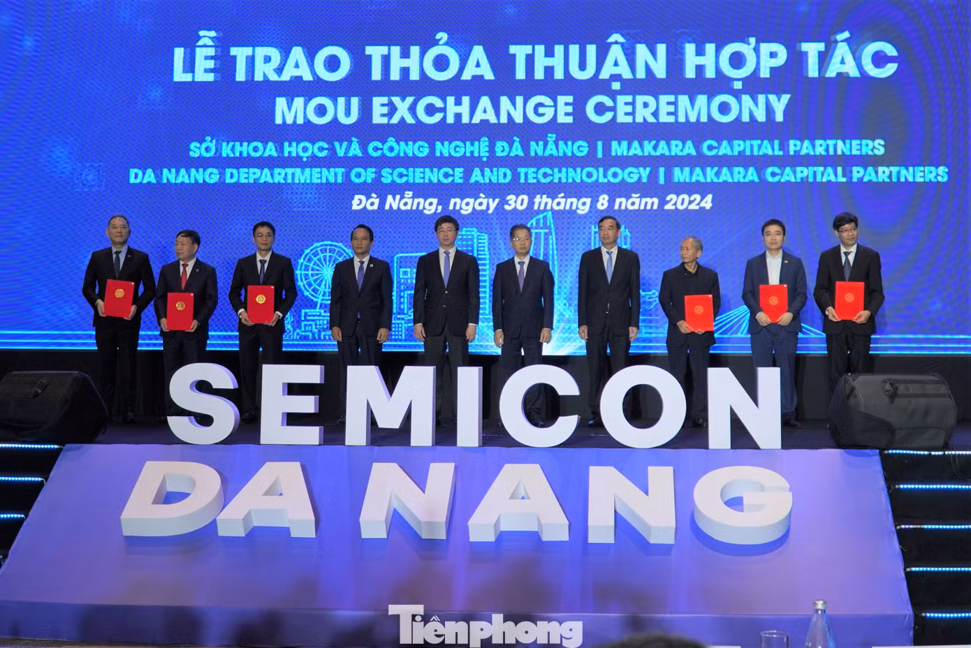 Trao biên bản ghi nhớ hợp tác với các doanh nghiệp. Ảnh: Thanh Hiền.