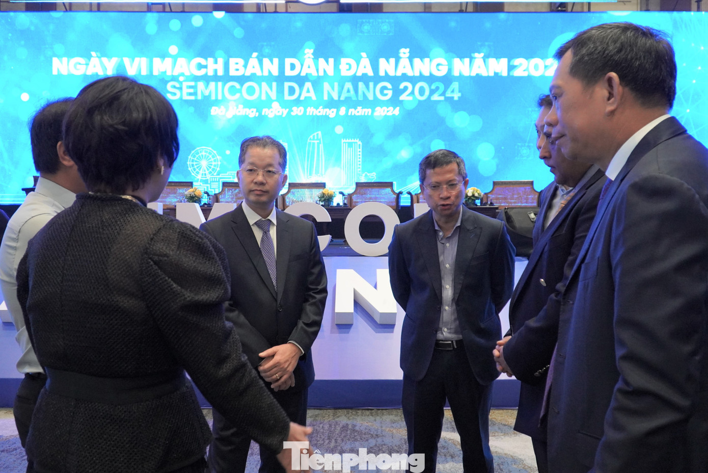 Bí thư Thành ủy Đà Nẵng Nguyễn Văn Quảng trao đổi với các doanh nghiệp đầu tư vi mạch bán dẫn. Ảnh: Thanh Hiền.
