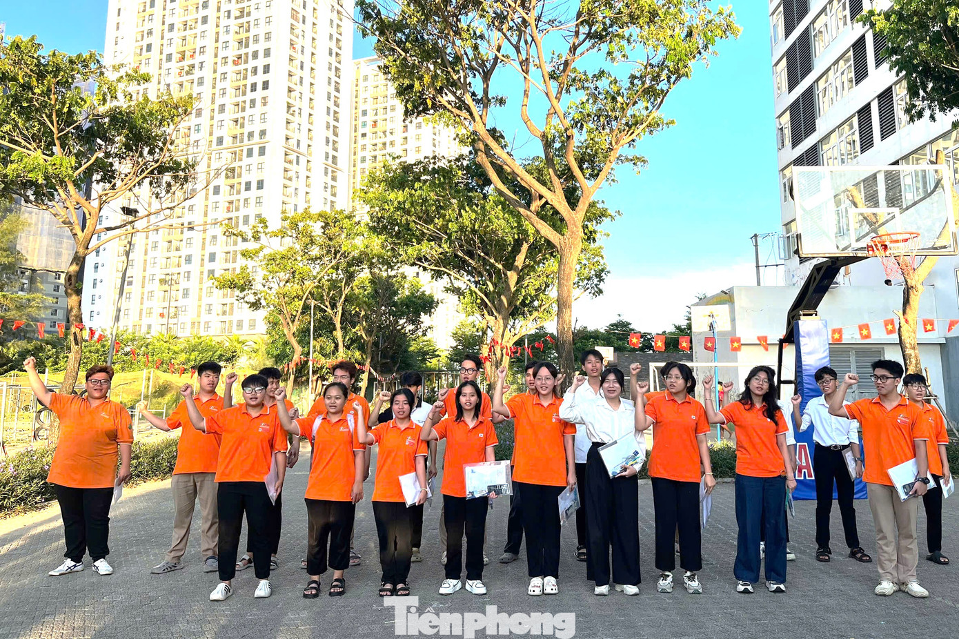 Trường Hy Vọng là mái nhà chung của các em nhỏ mất người thân trong đại dịch COVID-19 từ mọi miền của đất nước. Anh Hoàng Quốc Quyền, Giám đốc dự án Trường Hy Vọng cho hay từ ngày thành lập đến nay (2023), đây là năm đầu tiên trường có nhiều sĩ tử đi thi như vậy. Trường Hy Vọng là mái nhà chung của các em nhỏ mất người thân trong đại dịch COVID-19 từ mọi miền của đất nước. Anh Hoàng Quốc Quyền, Giám đốc dự án Trường Hy Vọng cho hay từ ngày thành lập đến nay (2023), đây là năm đầu tiên trường có nhiều sĩ tử đi thi như vậy.