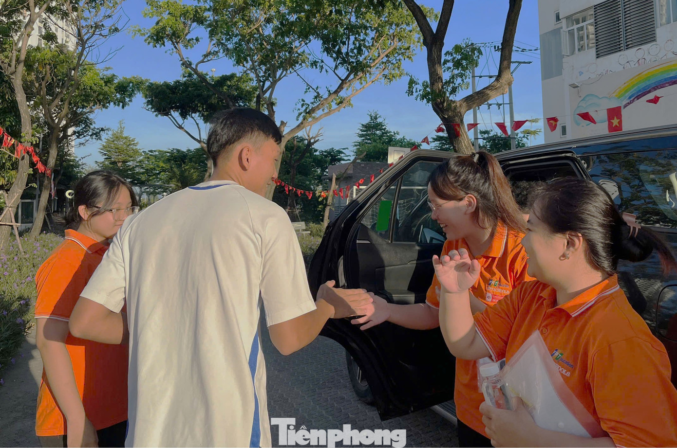 Anh chị trong ngôi nhà chung Hy Vọng động viên các em trước khi bước vào môn thi đầu tiên. Năm nay Đà Nẵng có 14.156 thí sinh đăng ký dự thi theo chương trình giáo dục phổ thông năm 2018 với 30 điểm thi; 393 thí sinh đăng ký dự thi theo chương trình giáo dục phổ thông năm 2006 với 1 điểm thi. Anh chị trong ngôi nhà chung Hy Vọng động viên các em trước khi bước vào môn thi đầu tiên. Năm nay Đà Nẵng có 14.156 thí sinh đăng ký dự thi theo chương trình giáo dục phổ thông năm 2018 với 30 điểm thi; 393 thí sinh đăng ký dự thi theo chương trình giáo dục phổ thông năm 2006 với 1 điểm thi.