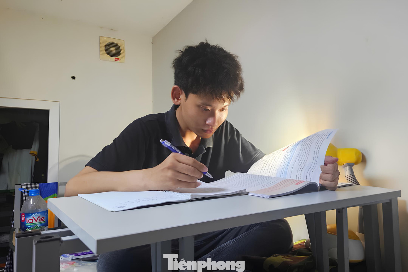 Trong mùa thi này, các anh chị, thầy cô dành nhiều sự quan tâm, chăm lo cho các sĩ tử để các em có thêm thời gian, tinh thần thoải mái tập trung cho việc ôn luyện. Ngoài giờ học trên lớp, các em cũng được các giáo viên, tình nguyện viên kèm cặp thêm những môn học chưa tốt. Trong mùa thi này, các anh chị, thầy cô dành nhiều sự quan tâm, chăm lo cho các sĩ tử để các em có thêm thời gian, tinh thần thoải mái tập trung cho việc ôn luyện. Ngoài giờ học trên lớp, các em cũng được các giáo viên, tình nguyện viên kèm cặp thêm những môn học chưa tốt.