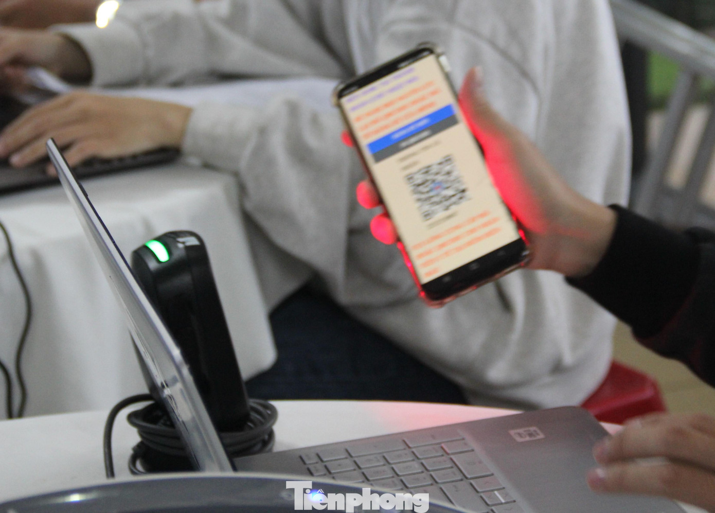 Việc quét mã QR và in phiếu cũng giúp các nhân viên y tế giảm tải được việc nhập dữ liệu người hiến máu, có thể lên đến cả hàng trăm người trong các chương trình hiến máu lớn. Việc quét mã QR và in phiếu cũng giúp các nhân viên y tế giảm tải được việc nhập dữ liệu người hiến máu, có thể lên đến cả hàng trăm người trong các chương trình hiến máu lớn.