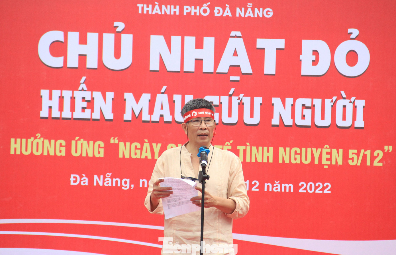 Nhà báo Trần Tuấn - Trưởng ban Đại diện báo Tiền Phong tại miền Trung, bày tỏ sự tri ân sâu sắc đến các bạn trẻ đã sẻ chia dòng máu nóng của mình cho xã hội, cho những phận đời không may. Nhà báo Trần Tuấn - Trưởng ban Đại diện báo Tiền Phong tại miền Trung, bày tỏ sự tri ân sâu sắc đến các bạn trẻ đã sẻ chia dòng máu nóng của mình cho xã hội, cho những phận đời không may.