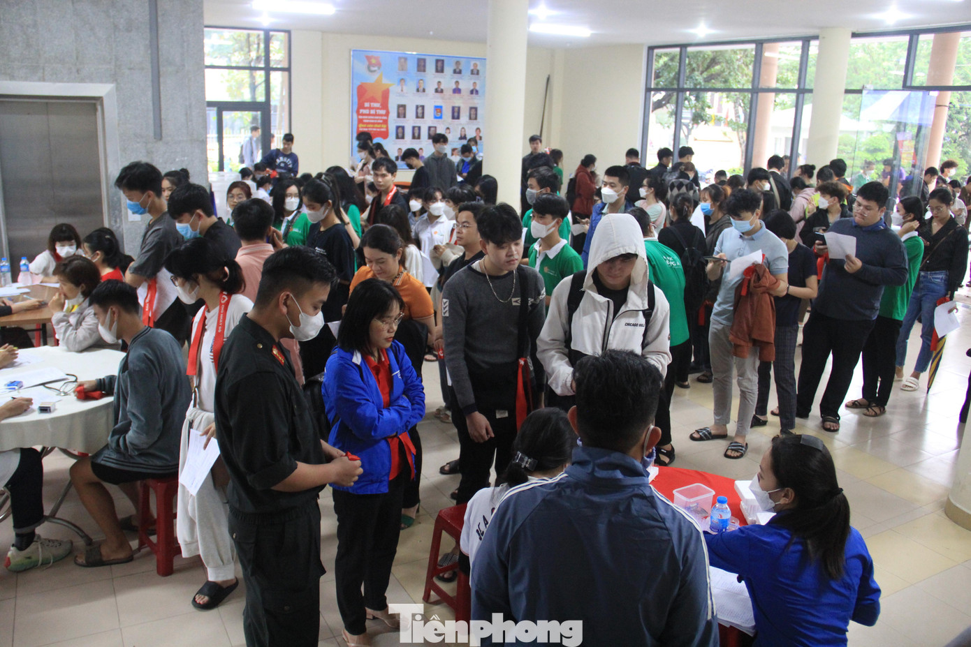 Sáng sớm 11/12, tại trụ sở Thành Đoàn Đà Nẵng, nhiều bạn trẻ đã xếp hàng để đăng ký tham gia hiến máu ở ngày hội Chủ nhật Đỏ.