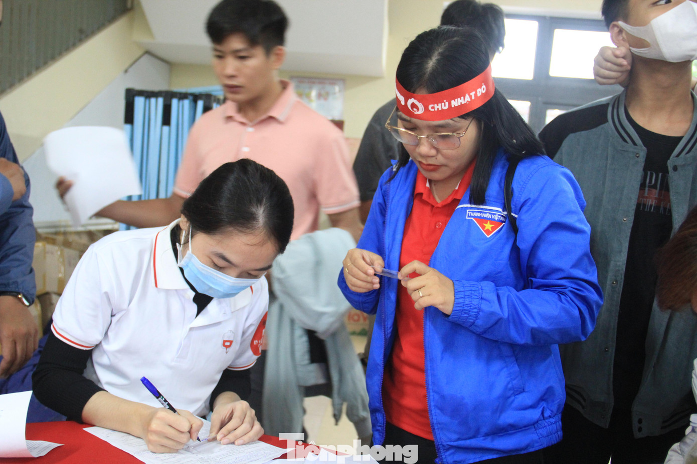 Chị Nguyễn Thị Nga (quận Cẩm Lệ) từng là tình nguyện viên của chương trình hiến máu xuyên Việt Hành Trình Đỏ. &quot;Đây là lần đầu tiên tôi tham gia hiến máu ở Chủ nhật Đỏ. Biết thông tin, dù mưa gió, tôi vẫn cố gắng sắp xếp để tham gia bởi mỗi giọt máu cho đi sẽ có thêm nhiều cuộc đời ở lại&quot;, chị Nga nói.