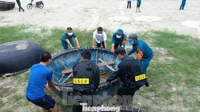 Kéo thuyền thúng lên bờ trước khi bão đổ bộ. Ảnh: Nguyễn Thành. Kéo thuyền thúng lên bờ trước khi bão đổ bộ. Ảnh: Nguyễn Thành.