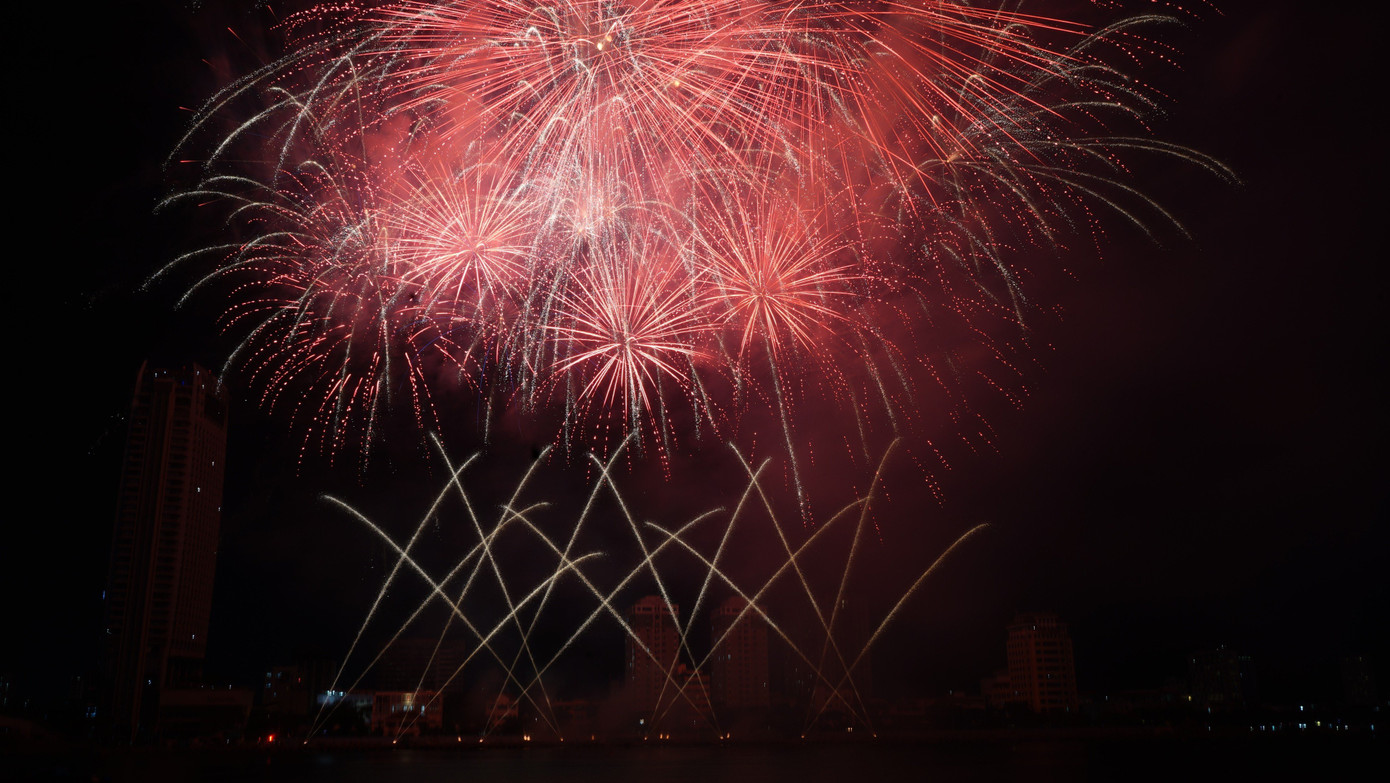 Ông Trần Văn Hùng, phụ trách nhóm kỹ thuật đội pháo hoa Việt Nam cho biết đội sử dụng khoảng gần 4.500 pháo các loại, trên 128 hiệu ứng sắc màu khác nhau và không dùng cấu trúc đặc biệt, chỉ kết hợp giữa âm nhạc và hiệu ứng đẹp, đặc sắc để thể hiện màn trình diễn của mình.