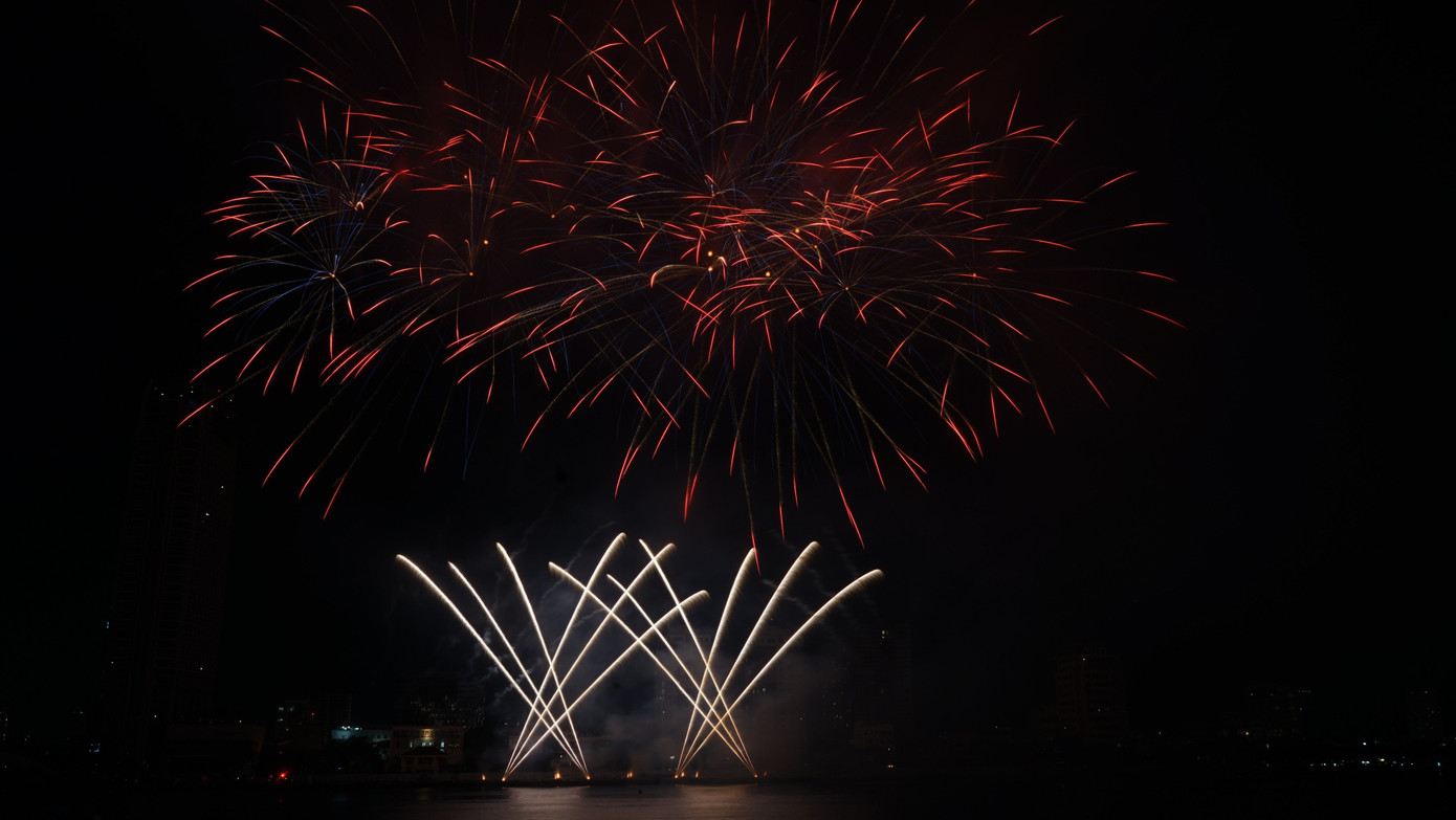 Phần đầu là sự kết hợp giữa âm nhạc và các sắc màu cũng như ánh sáng của pháo hoa một cách nhẹ nhàng để đánh thức cảm xúc của khán giả.