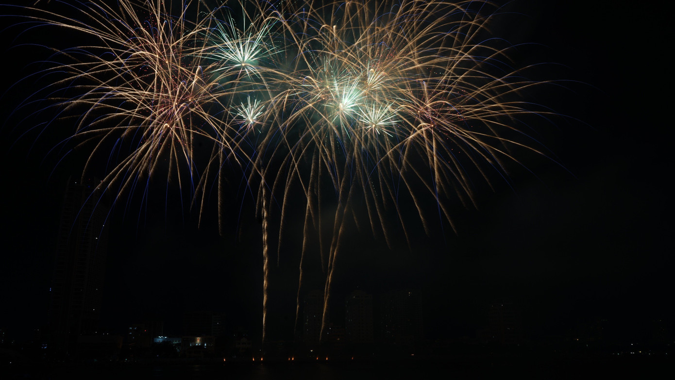 Phần thứ 2 sử dụng nhạc sôi động kết hợp hiệu ứng pháo hoa, diễn tả sự vươn lên của con người Đà Nẵng vượt qua những khó khăn sau đại dịch, cũng như hòa bình cùng với thế giới.