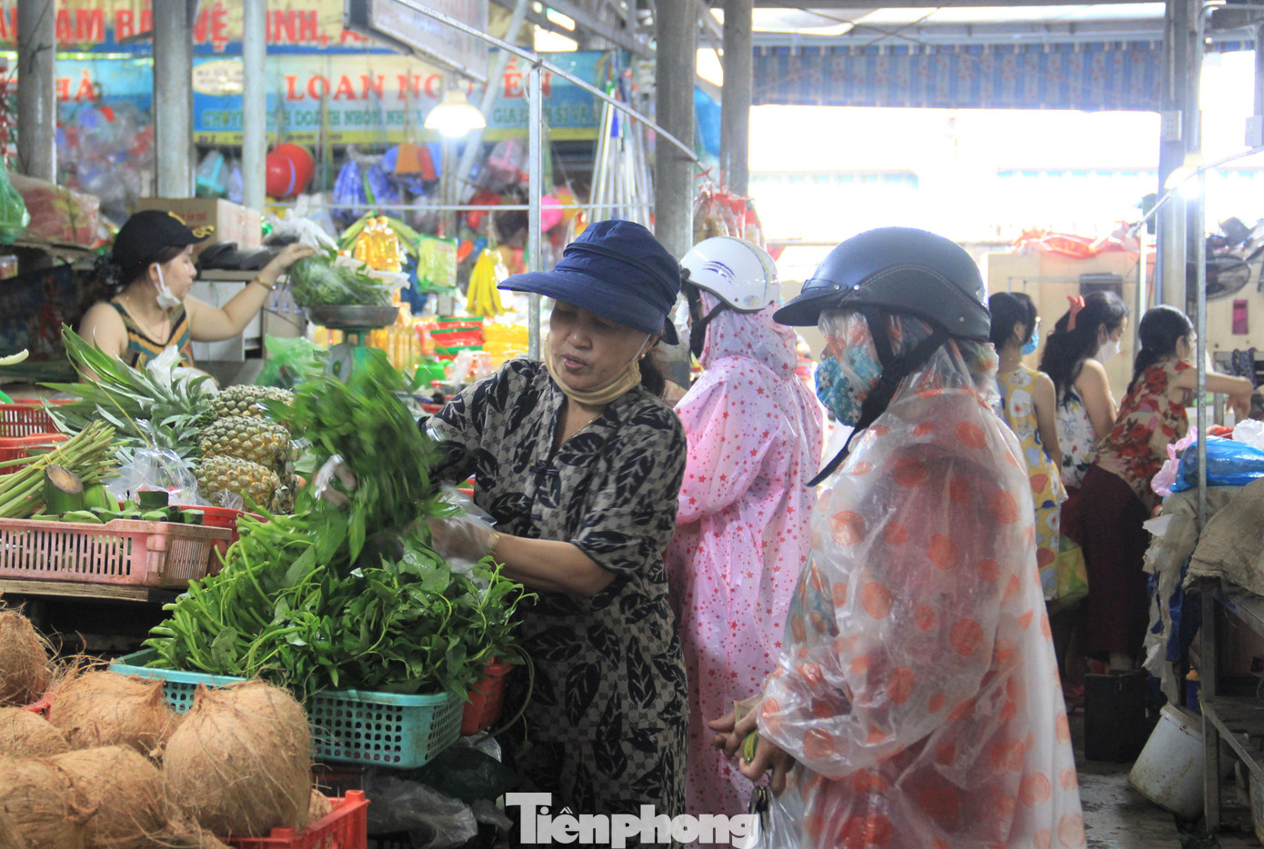 Tại chợ Đống Đa (quận Hải Châu), các quầy rau, củ, quả hút khách nhất. Theo các tiểu thương, từ sáng sớm đến đầu giờ chiều không khi nào ngớt khách.