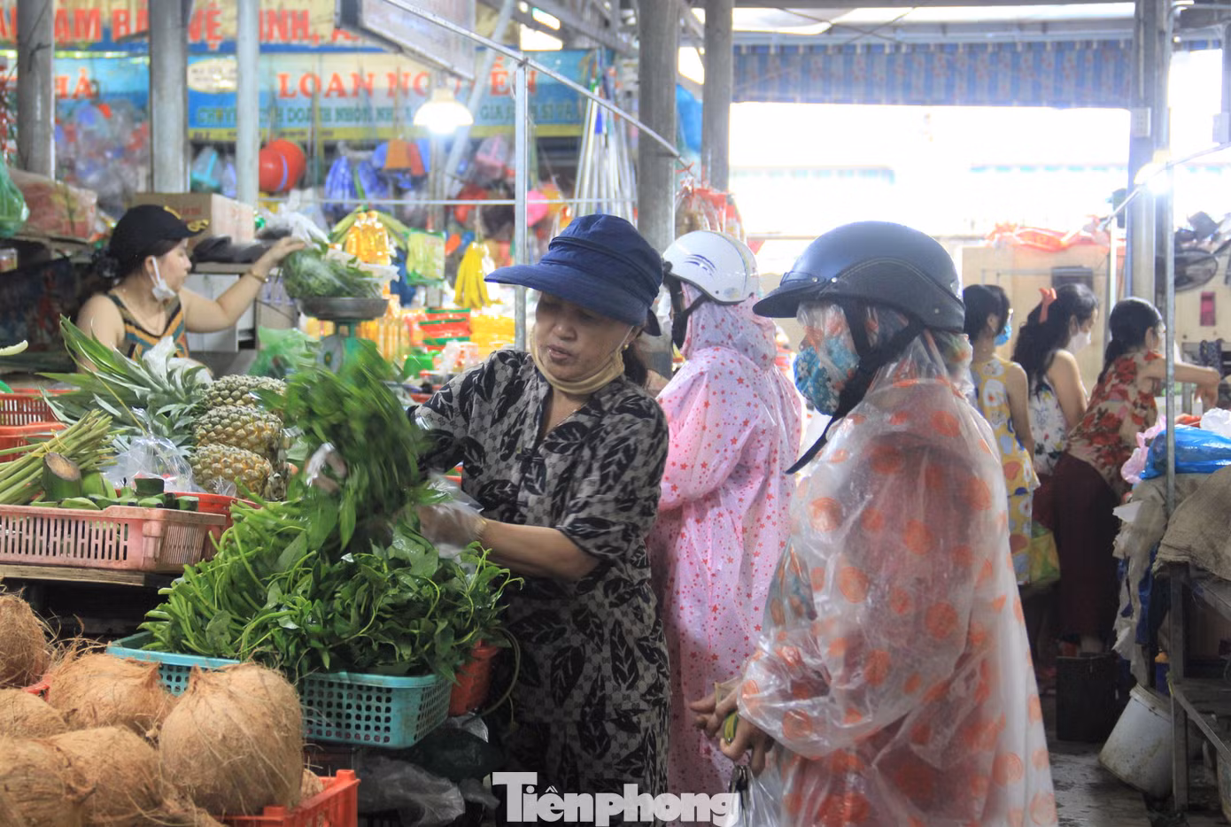 Tại chợ Đống Đa (quận Hải Châu), các quầy rau, củ, quả hút khách nhất. Theo các tiểu thương, từ sáng sớm đến đầu giờ chiều không khi nào ngớt khách.