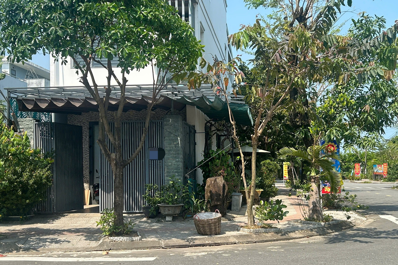 Ngôi nhà của người dân trên đường Trung Lương 18 (quận Cẩm Lệ, TP. Đà Nẵng) bỗng nhiên trở thành trụ sở công ty.