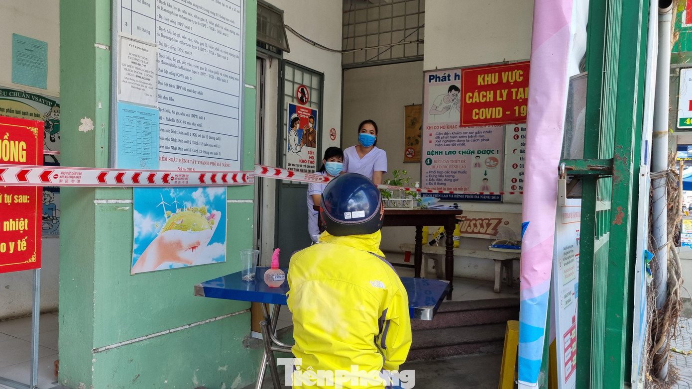 Một trường hợp đến Trạm Y tế phường Tân Chính khai báo y tế vì có liên quan đến khu tam giác ổ dịch Lê Duẩn - Hoàng Hoa Thám - Lý Thái Tổ. Ảnh: Thanh Trần.