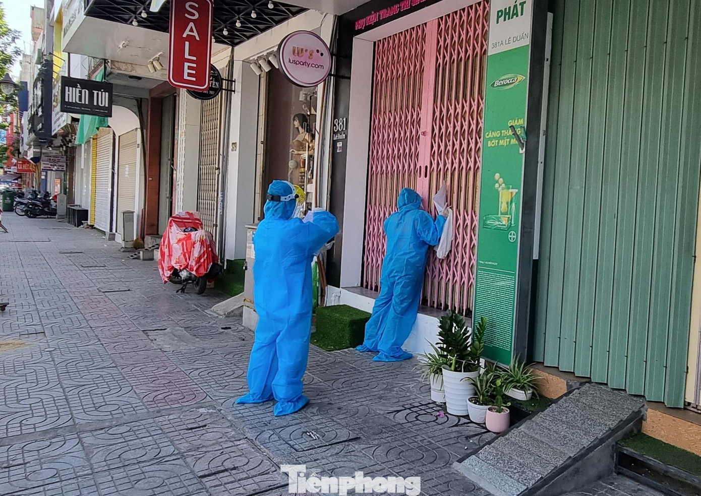 Do số lượng người dân đông, lực lượng y tế phải có mặt rất sớm, nhiều gia đình còn chưa thức giấc phải gọi cửa.