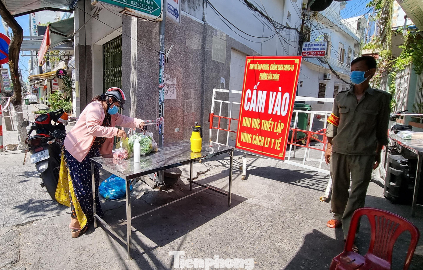 Để tránh việc lây nhiễm, lực lượng chức năng đã cấm các hộ dân bên trong chuyển tiền, hàng hóa ra bên ngoài. Chỉ được nhận từ bên ngoài vào. Hàng hóa sẽ được lực lượng chức năng giao tận nhà theo khung giờ. Ảnh: Thanh Trần.