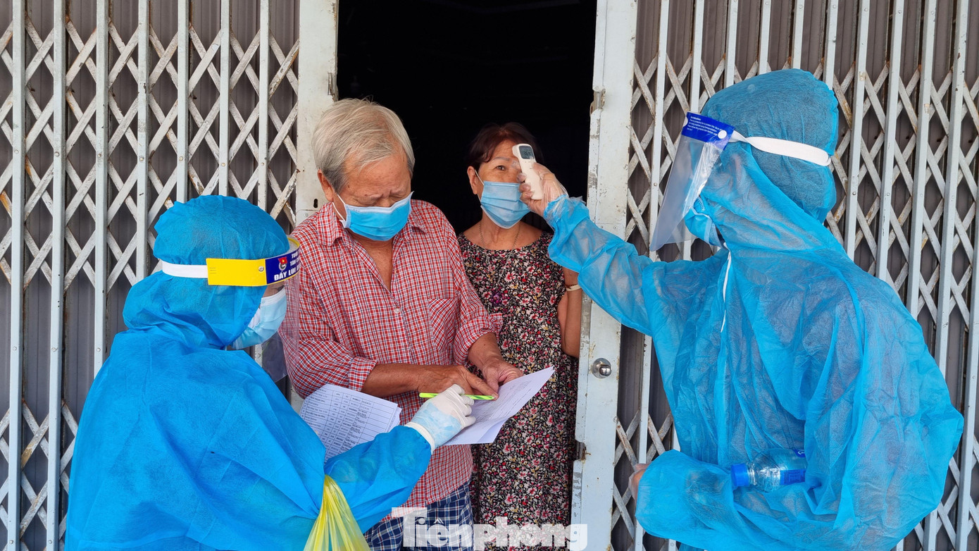 Người dân ngoài việc phối hợp với lực lượng y tế kiểm tra sức khỏe tận nhà, BCĐ phòng chống dịch COVID-19 TP Đà Nẵng còn khuyến cáo liên hệ với cơ sở y tế khi có biểu hiện ho, sốt, khó thở...