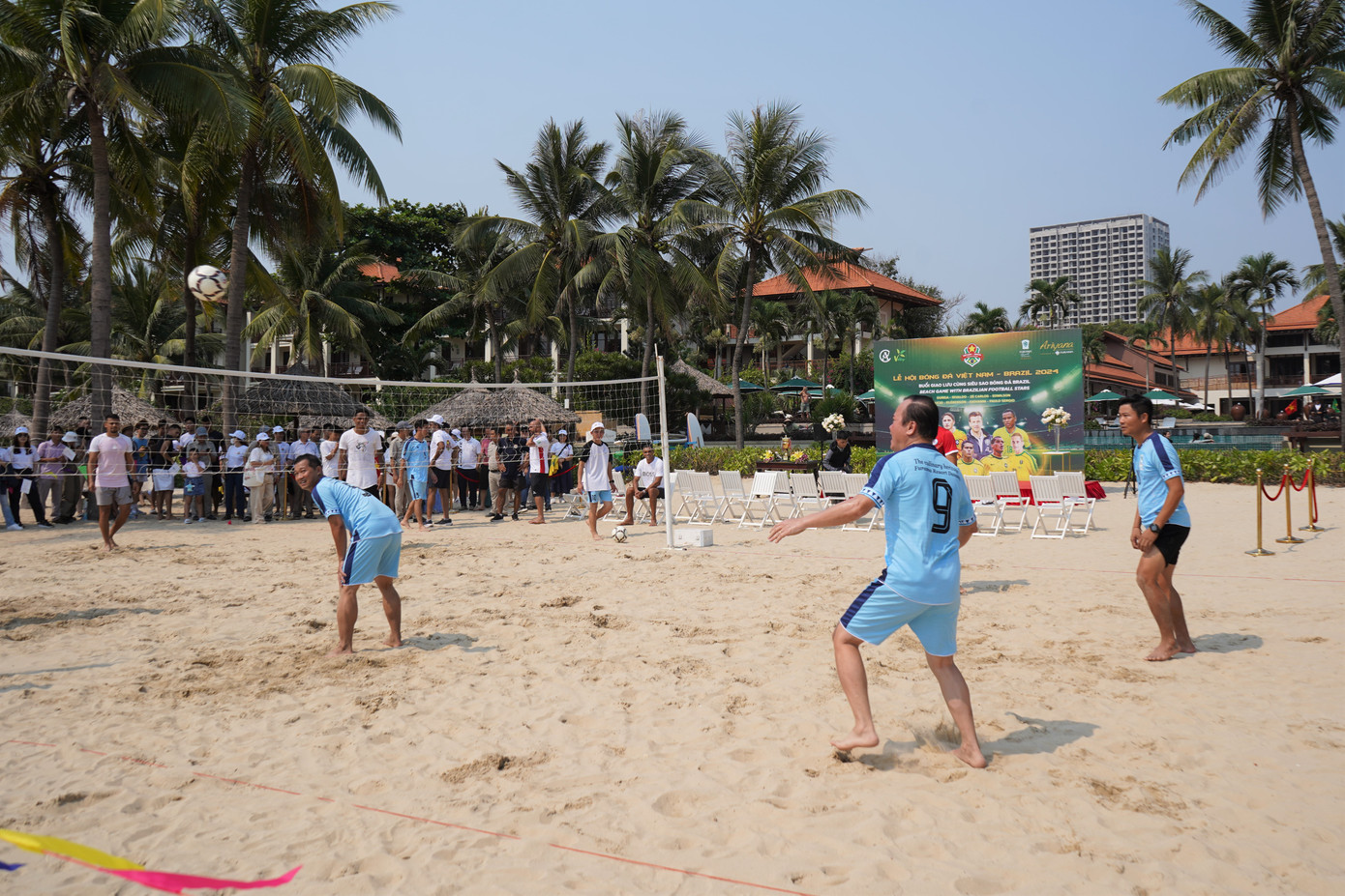 Anh Văn Tín (quận Sơn Trà) bày tỏ sự bất ngờ, hạnh phúc khi được gặp những ngôi sao bóng đá ngay trên biển Đà Nẵng. Cũng như anh, người hâm mộ đã theo dõi và chờ đợi các cầu thủ để được chụp hình, xin chữ ký.