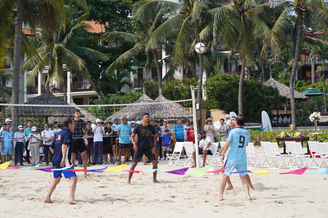 Anh Văn Tín (quận Sơn Trà) bày tỏ sự bất ngờ, hạnh phúc khi được gặp những ngôi sao bóng đá ngay trên biển Đà Nẵng. Cũng như anh, người hâm mộ đã theo dõi và chờ đợi các cầu thủ để được chụp hình, xin chữ ký.