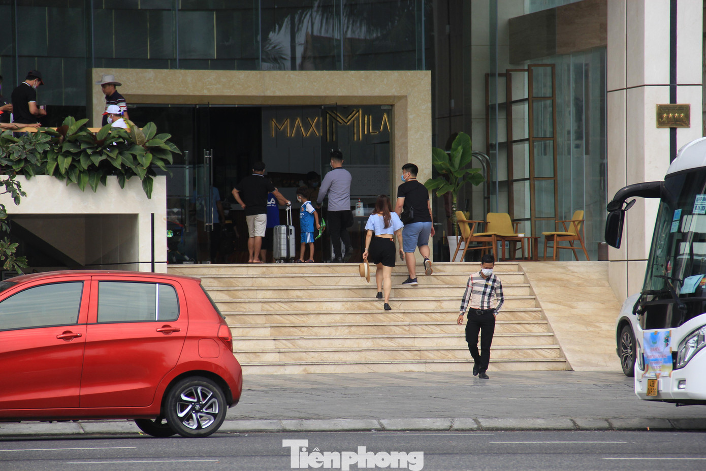 Từ sáng sớm tới chiều tối, các khách sạn liên tục đón tiếp khách. Đây là tín hiệu đáng mừng để du lịch Đà Nẵng "tìm lại chính mình" sau thời gian quá dài chịu ảnh hưởng của đại dịch. Từ sáng sớm tới chiều tối, các khách sạn liên tục đón tiếp khách. Đây là tín hiệu đáng mừng để du lịch Đà Nẵng "tìm lại chính mình" sau thời gian quá dài chịu ảnh hưởng của đại dịch.