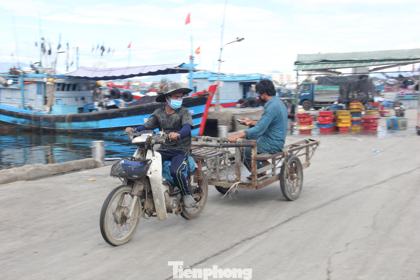 Từ 15h chiều nay (26/7), cảng cá Thọ Quang sẽ ngừng hoạt động để thực hiện các biện pháp phòng chống dịch COVID-19. Thành phố đã ghi nhận 19 ca mắc COVID-19 liên quan đến cảng cá Thọ Quang.