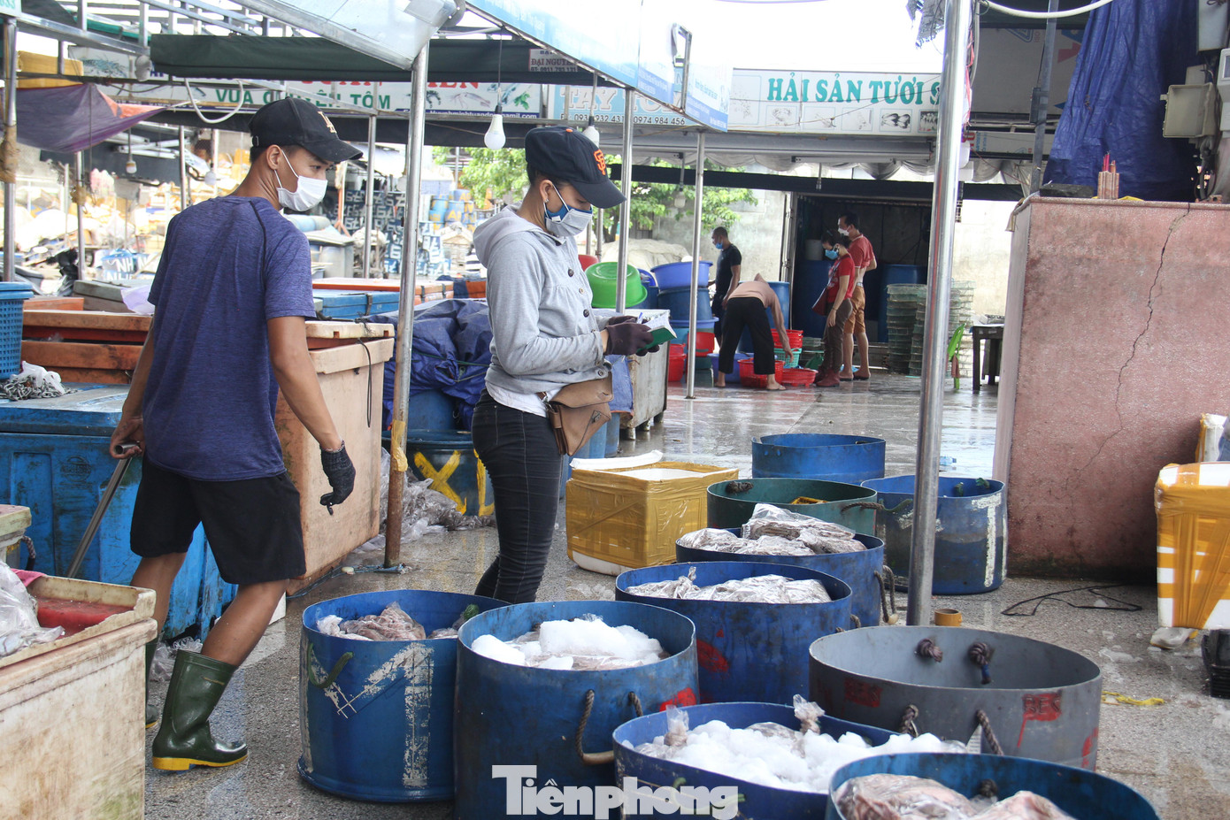 Người buôn bán chuẩn bị hàng hóa đưa ra bên ngoài trước trong sáng 26/7. Ảnh: Thanh Trần. Người buôn bán chuẩn bị hàng hóa đưa ra bên ngoài trước trong sáng 26/7. Ảnh: Thanh Trần.