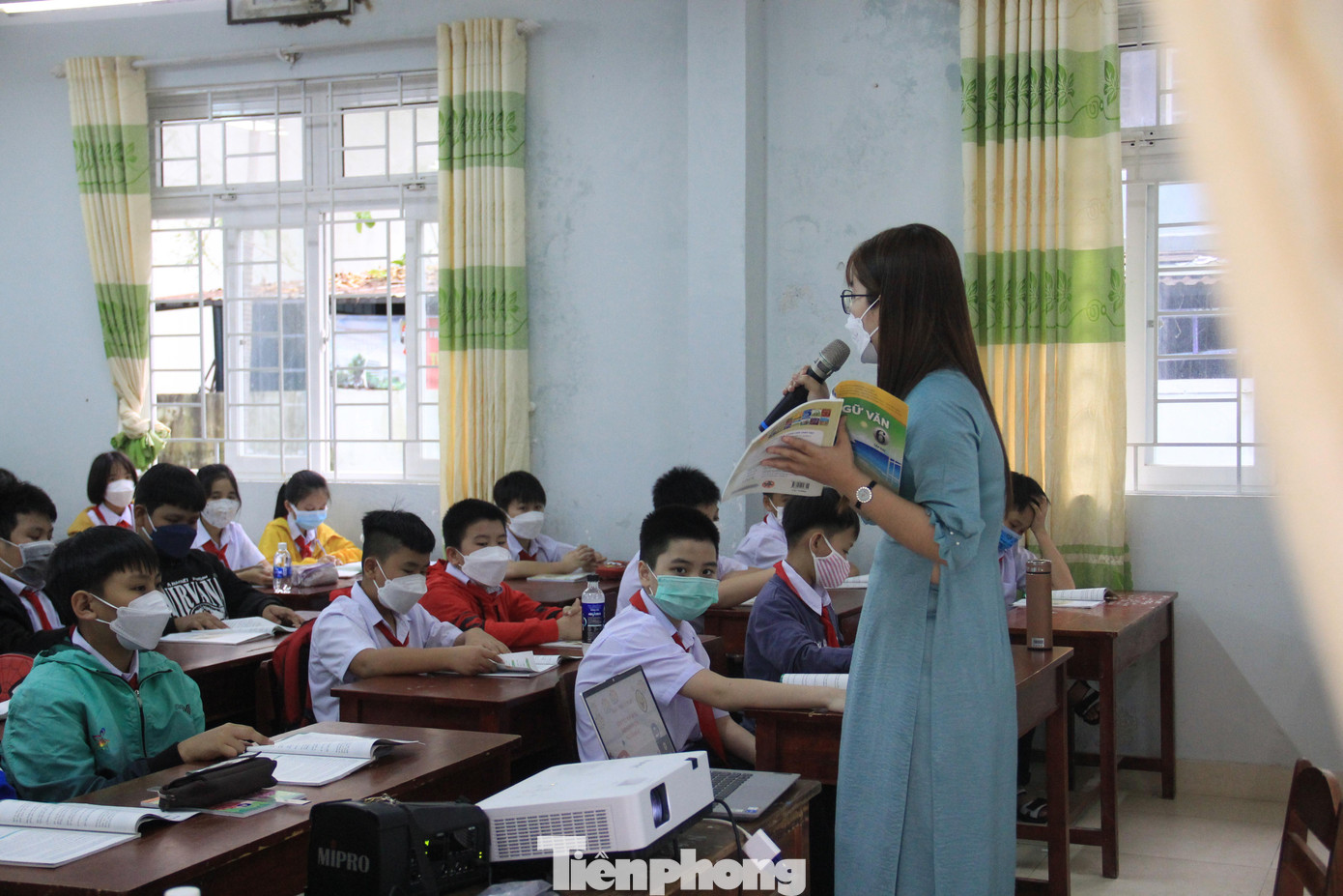 Nhà trường cho hay khối 6 có 7 học sinh là F0 và 2 học sinh là F1. Trường đã bố trí một phòng với đầy đủ các thiết bị để các em học sinh F0, F1, hoặc ở vùng 4 có thể học trực tuyến. Cách làm này cũng áp dụng cho các khối lớp còn lại trong nhà trường. Nhà trường cho hay khối 6 có 7 học sinh là F0 và 2 học sinh là F1. Trường đã bố trí một phòng với đầy đủ các thiết bị để các em học sinh F0, F1, hoặc ở vùng 4 có thể học trực tuyến. Cách làm này cũng áp dụng cho các khối lớp còn lại trong nhà trường.