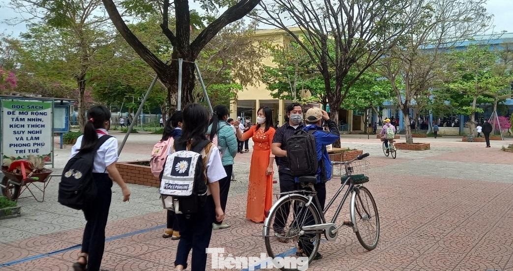 Trong trường hợp lớp có F0, giáo viên sẽ thông báo cho phụ huynh, xác định những em tiếp xúc gần để phòng ngừa nguy cơ. Các học sinh còn lại vẫn tiếp tục đi học. Trong trường hợp lớp có F0, giáo viên sẽ thông báo cho phụ huynh, xác định những em tiếp xúc gần để phòng ngừa nguy cơ. Các học sinh còn lại vẫn tiếp tục đi học.