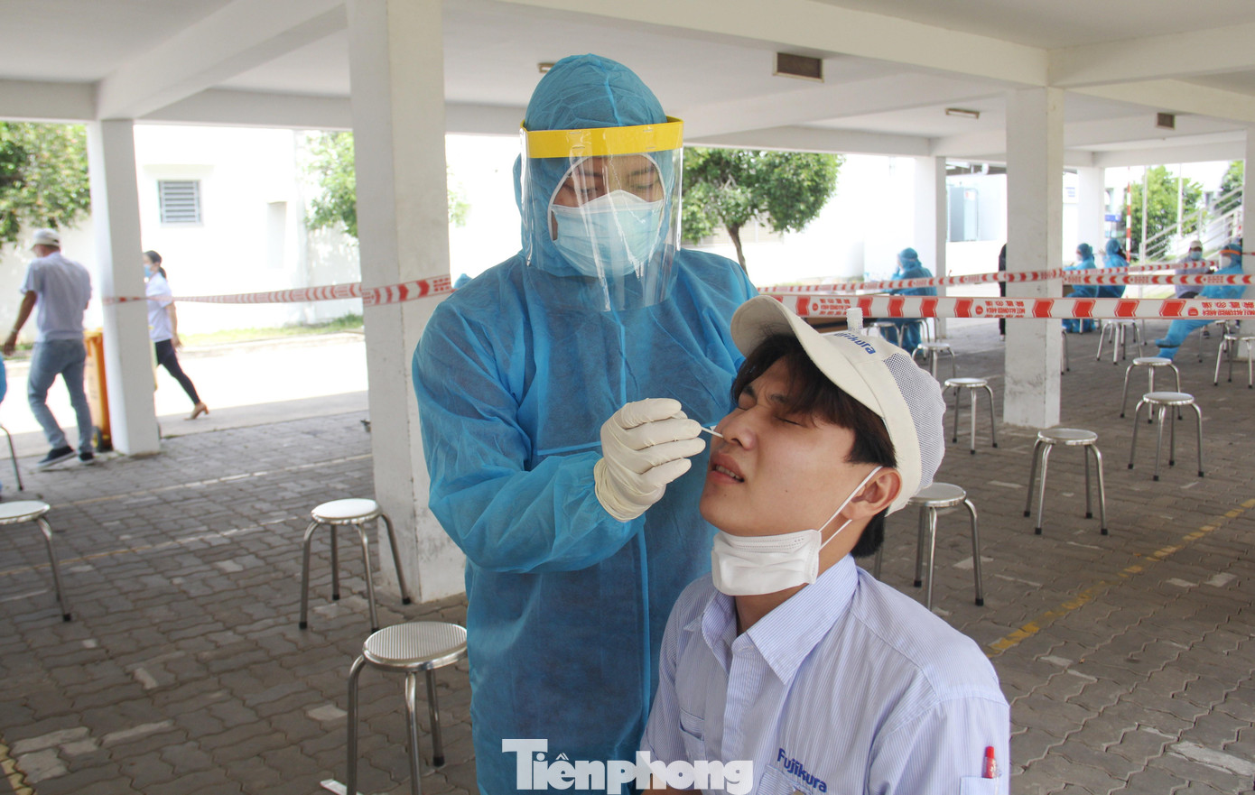 BS Trần Dục, Trung tâm y tế quận Cẩm Lệ cho hay nhờ sự điều phối này nên việc lấy mẫu diễn ra thuận lợi, nhanh chóng, đến trưa cùng ngày đã lấy gần 1500 mẫu. BS Trần Dục, Trung tâm y tế quận Cẩm Lệ cho hay nhờ sự điều phối này nên việc lấy mẫu diễn ra thuận lợi, nhanh chóng, đến trưa cùng ngày đã lấy gần 1500 mẫu.