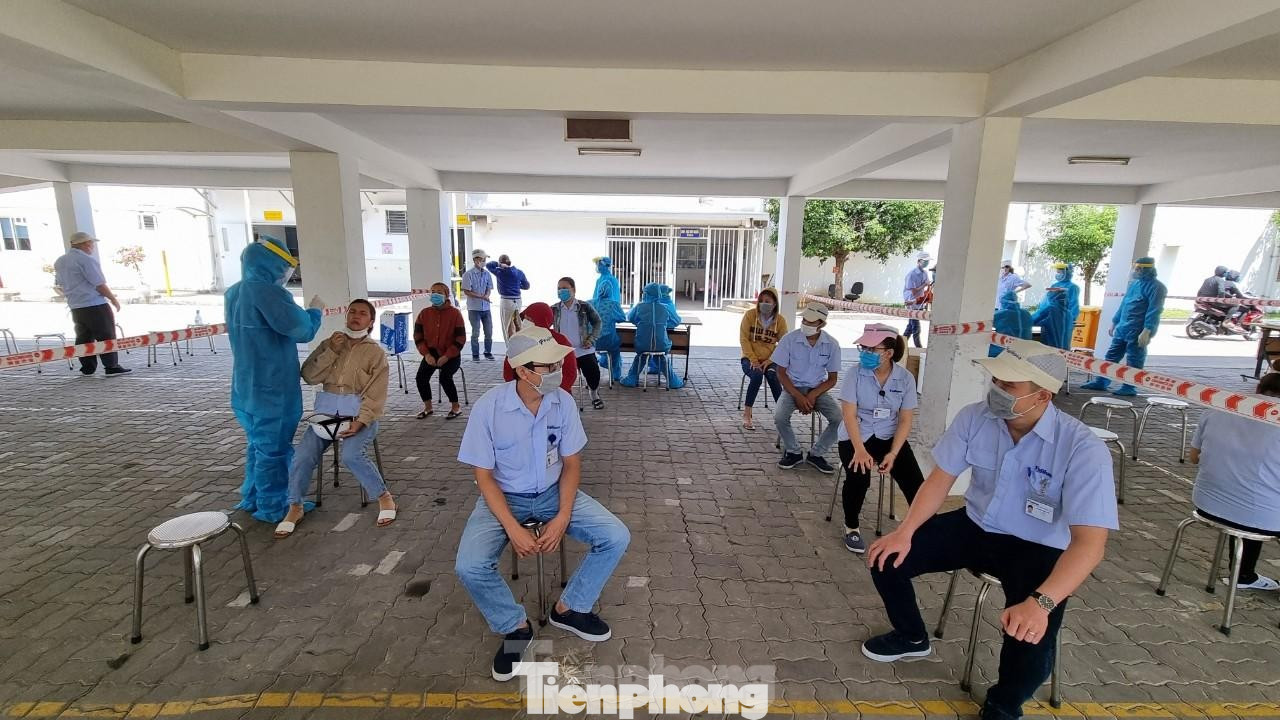 Nhân viên y tế lấy mẫu xét nghiệm công nhân KCN Hòa Cầm. Ảnh: Thanh Trần. Nhân viên y tế lấy mẫu xét nghiệm công nhân KCN Hòa Cầm. Ảnh: Thanh Trần.