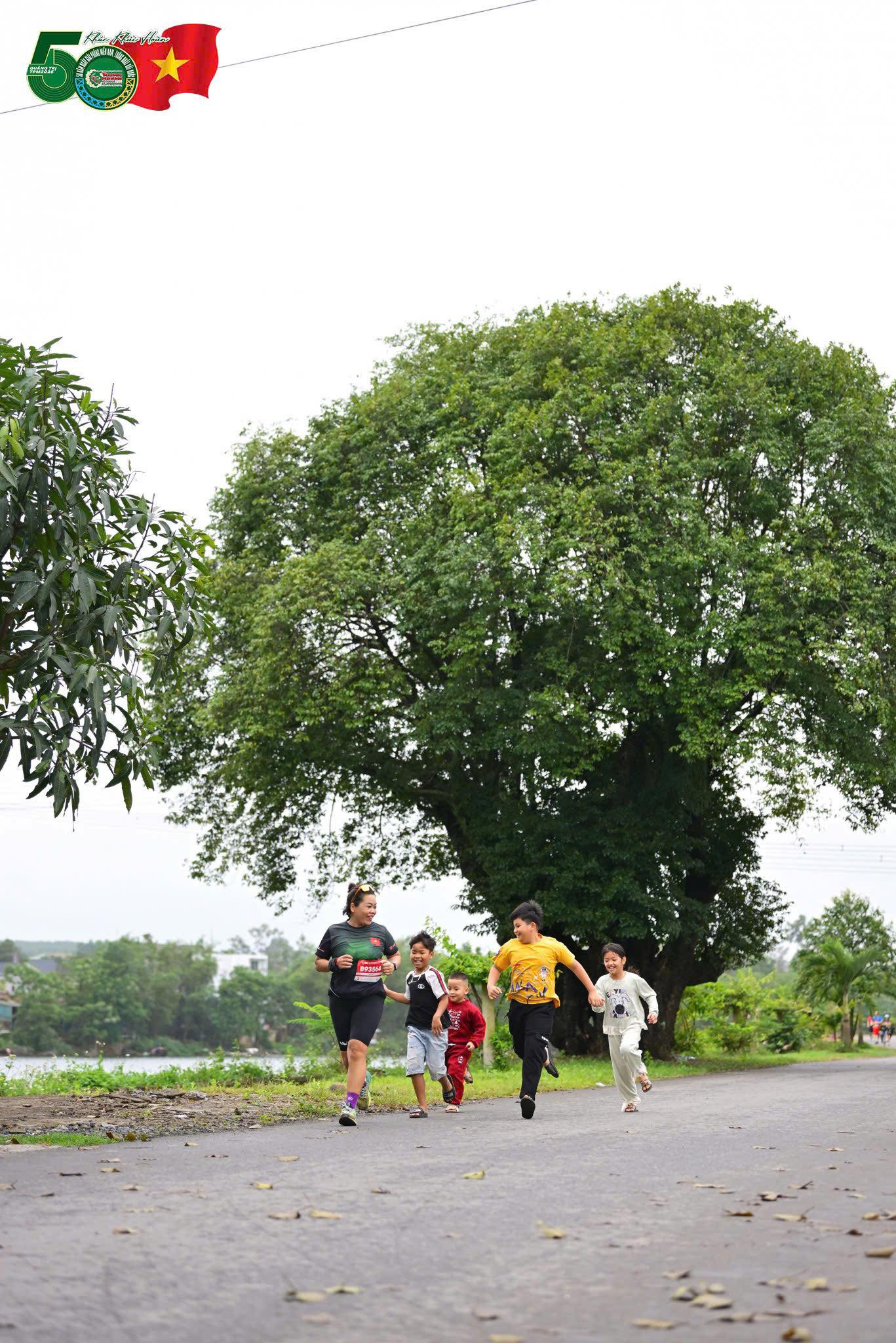 Hình ảnh em nhỏ chạy theo VĐV gây xúc động.