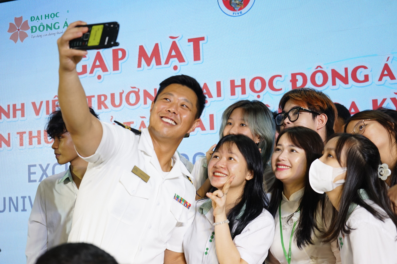 Lưu lại khoảnh khắc gặp gỡ sinh viên Đà Nẵng.