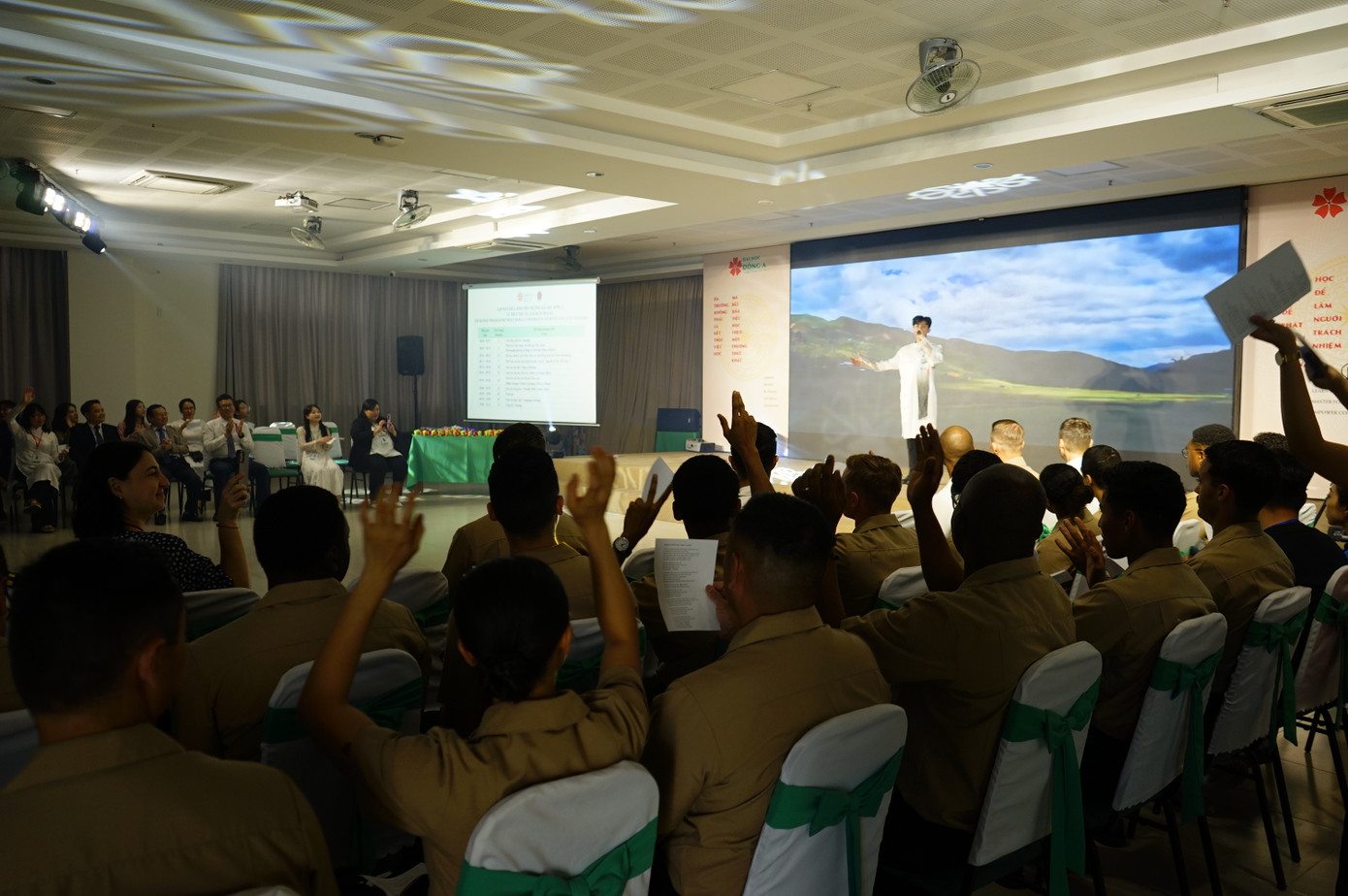 Được sinh viên "chiêu đãi" các tiết mục văn nghệ.
